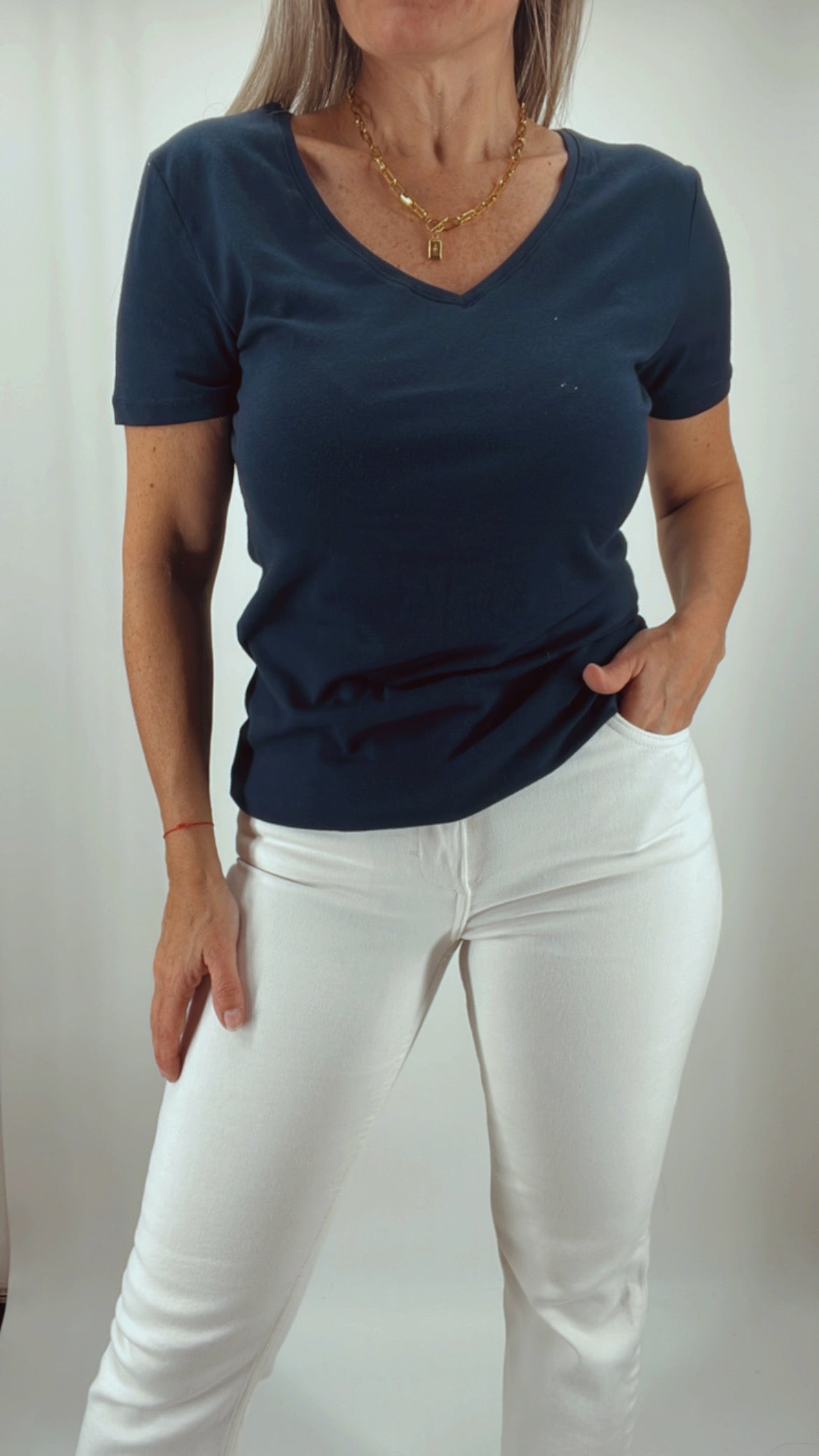 Remera basica escote V