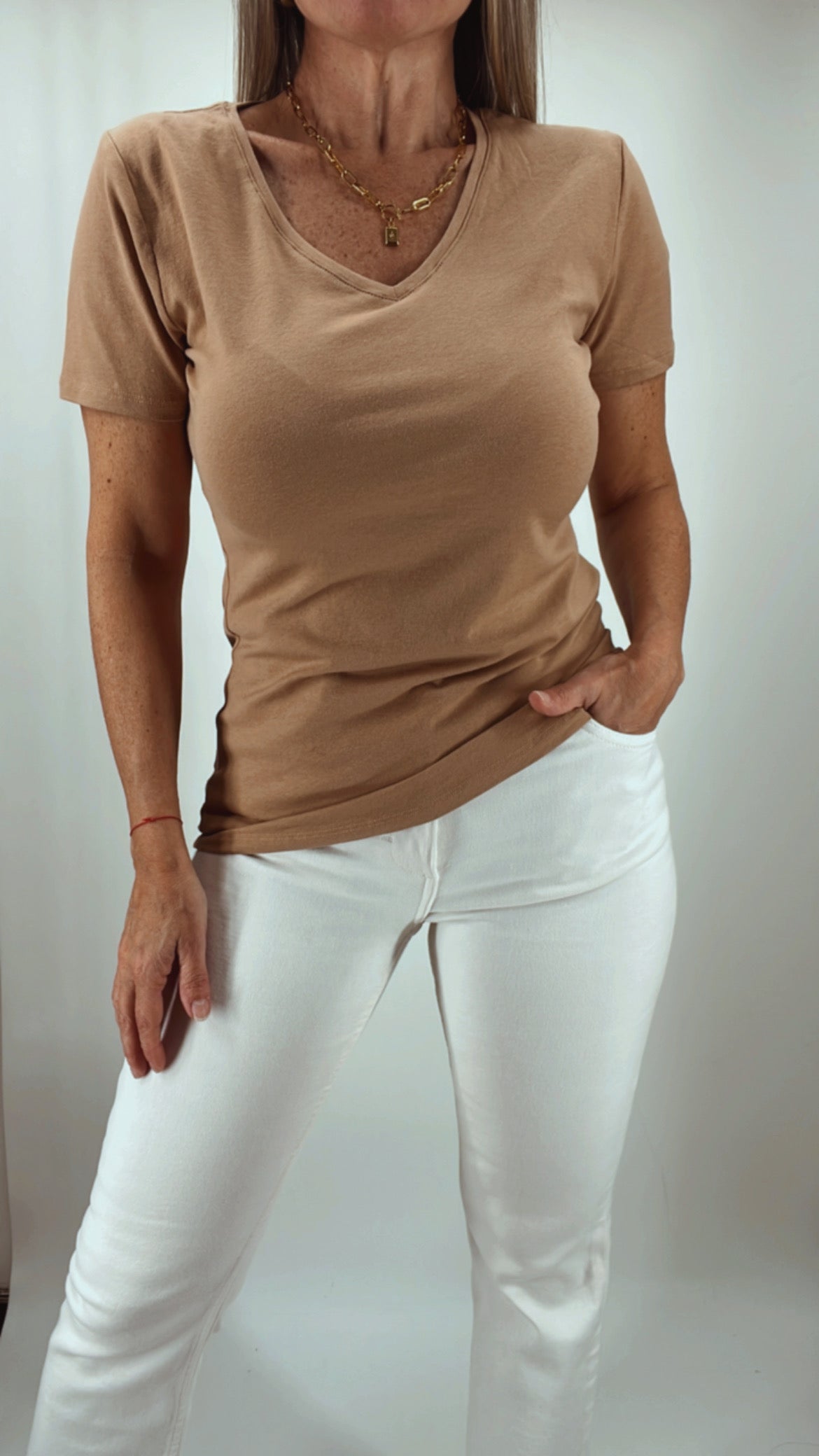 Remera basica escote V
