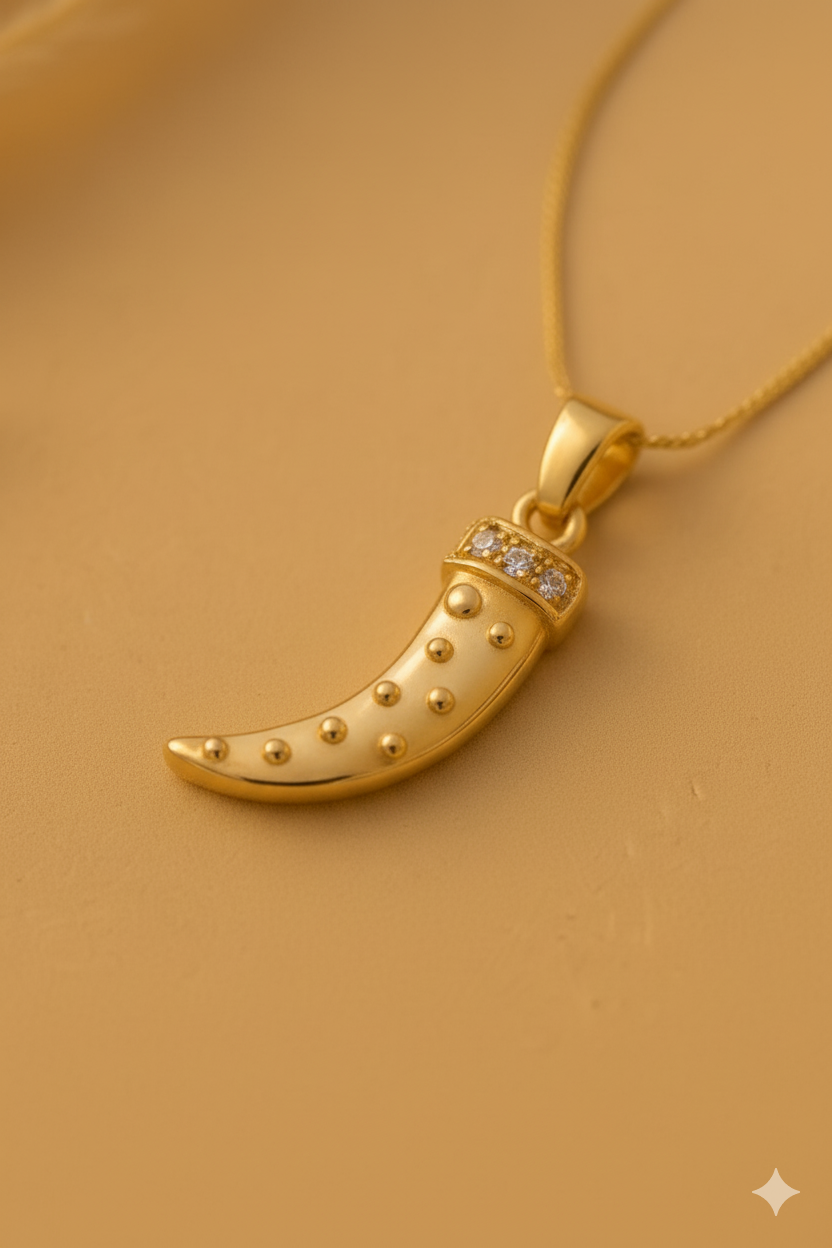 Cadenas con dijes dorados