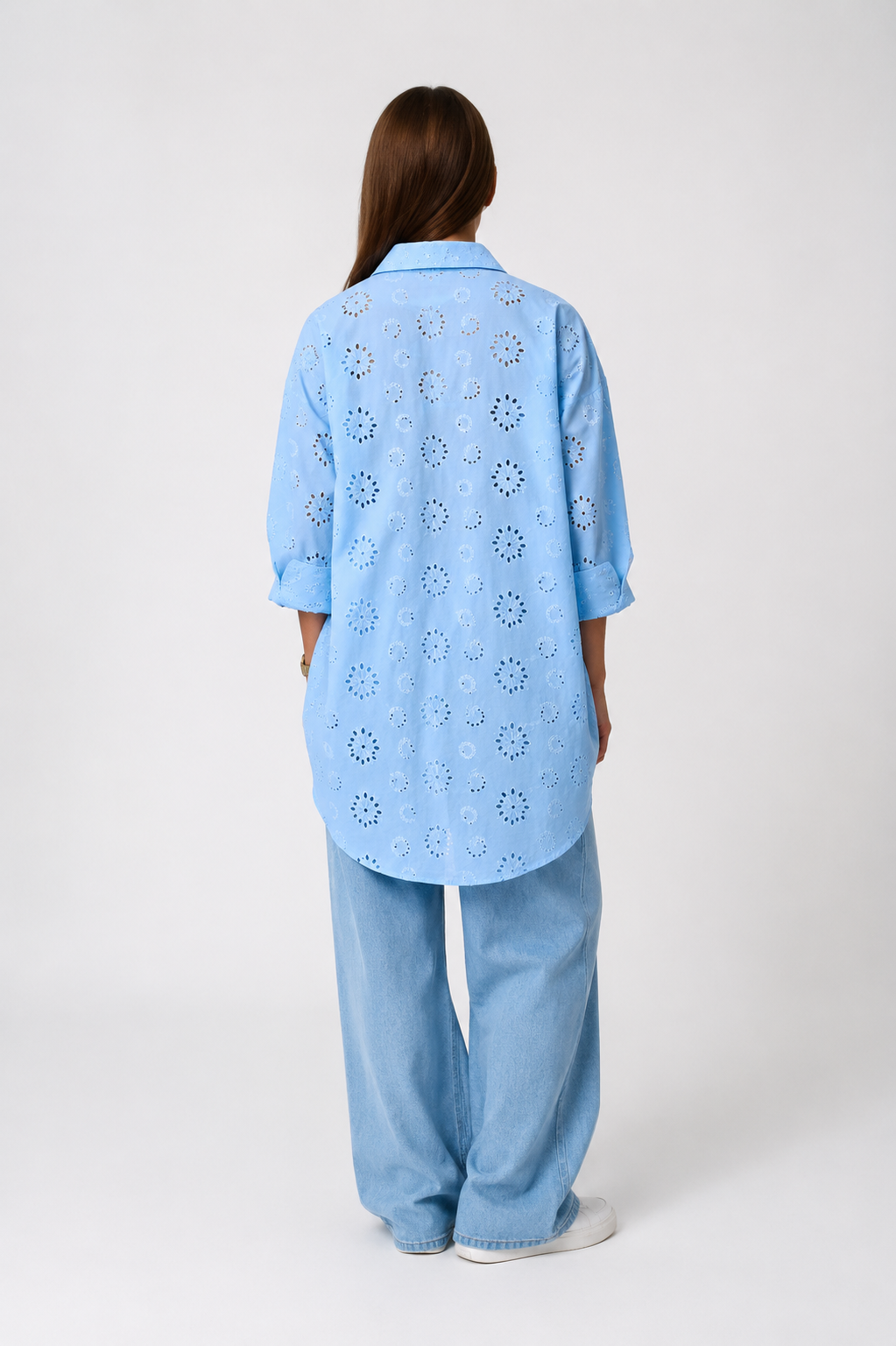 Camisa Broderie Abotonada celeste espalda