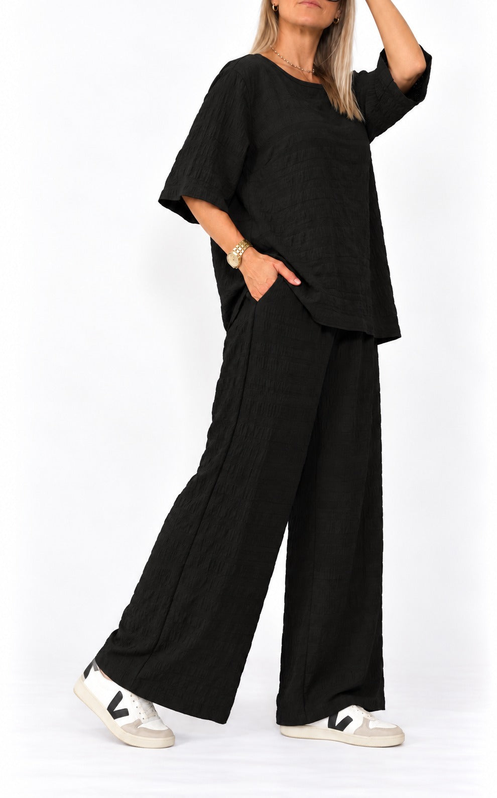 Conjunto monocromo texturizado
