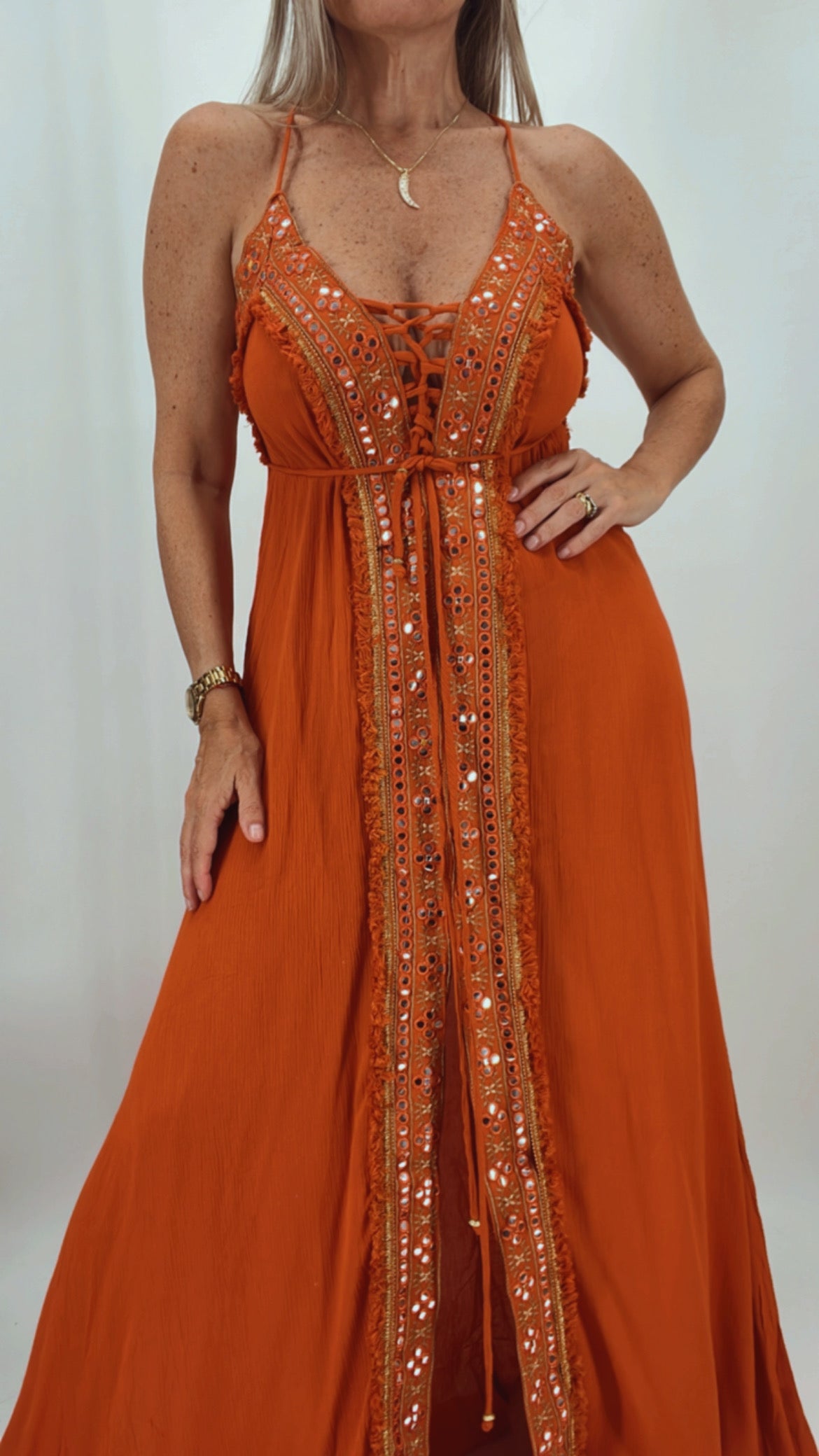 Vestido en bambula de la India con aplique