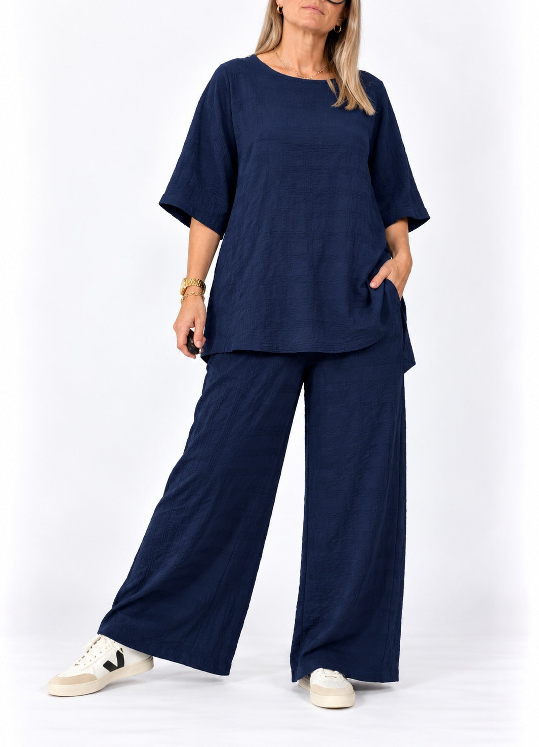 Conjunto monocromo texturizado