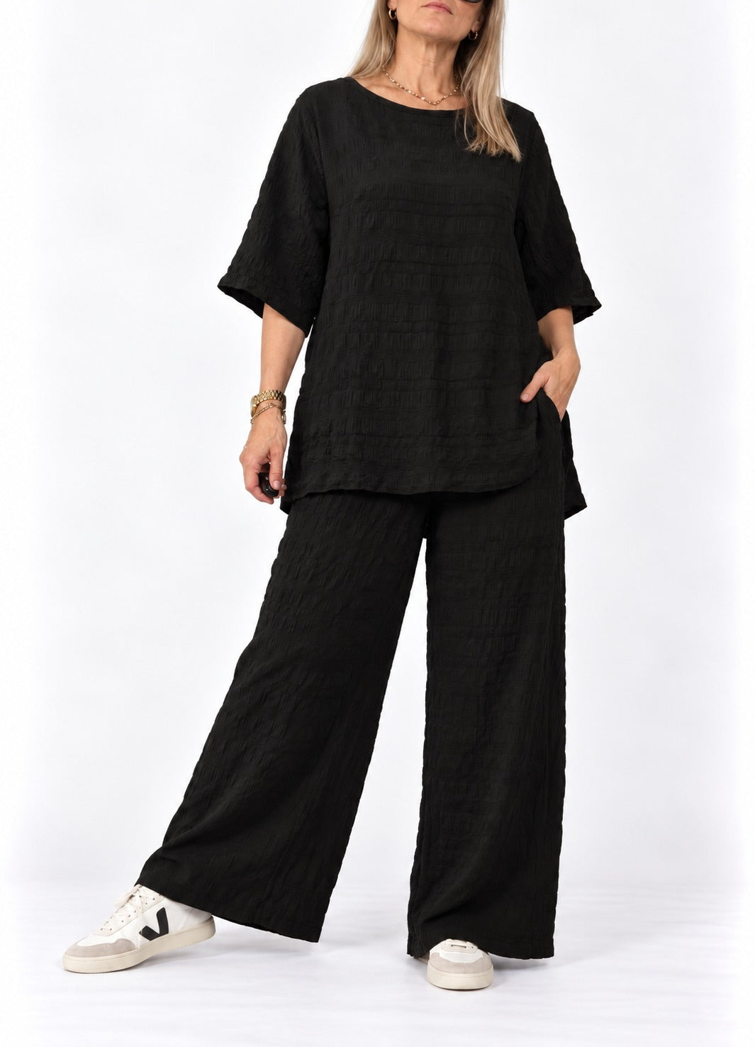 Conjunto monocromo texturizado