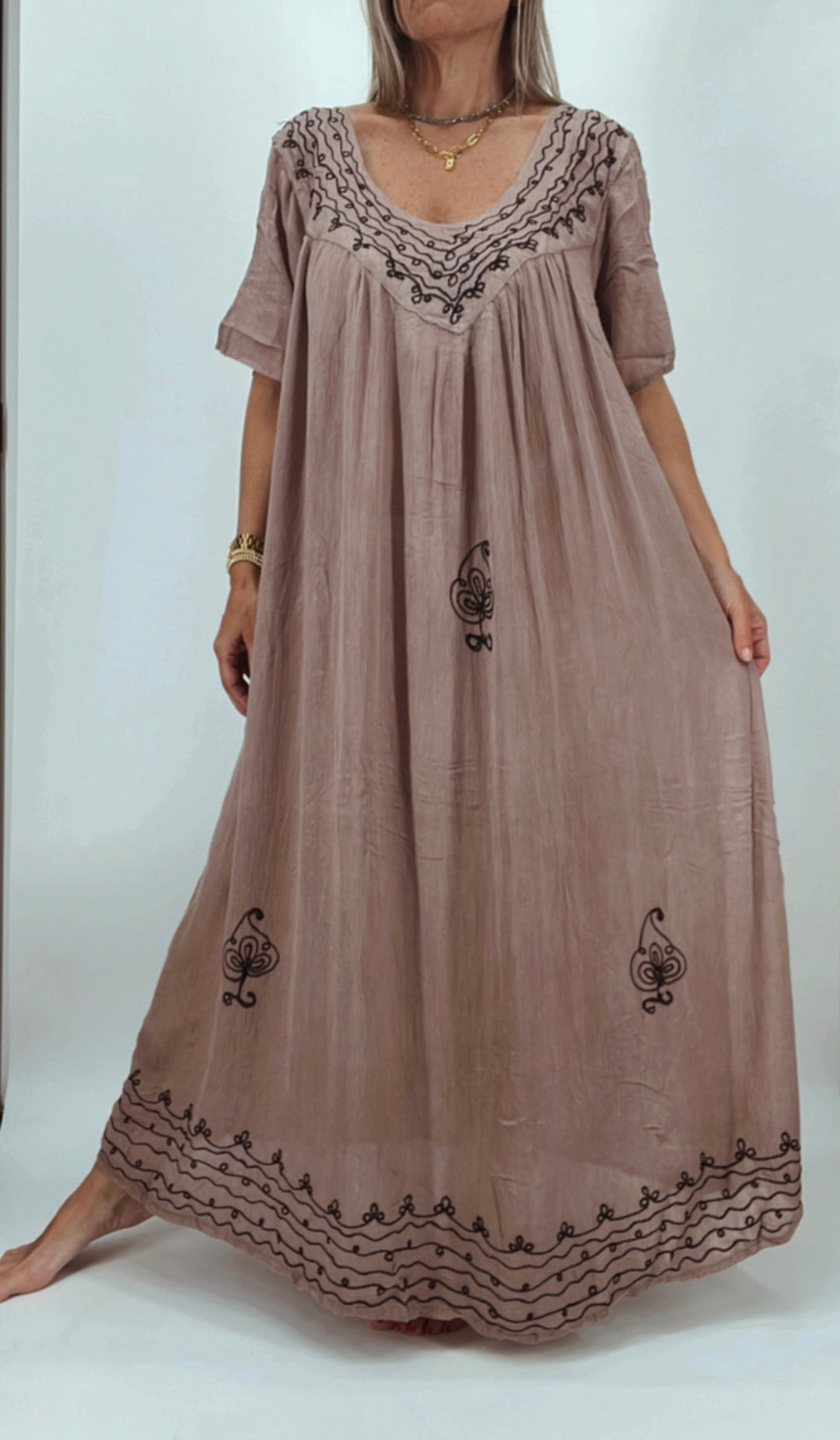 Vestido en bambula con pequeños bordados