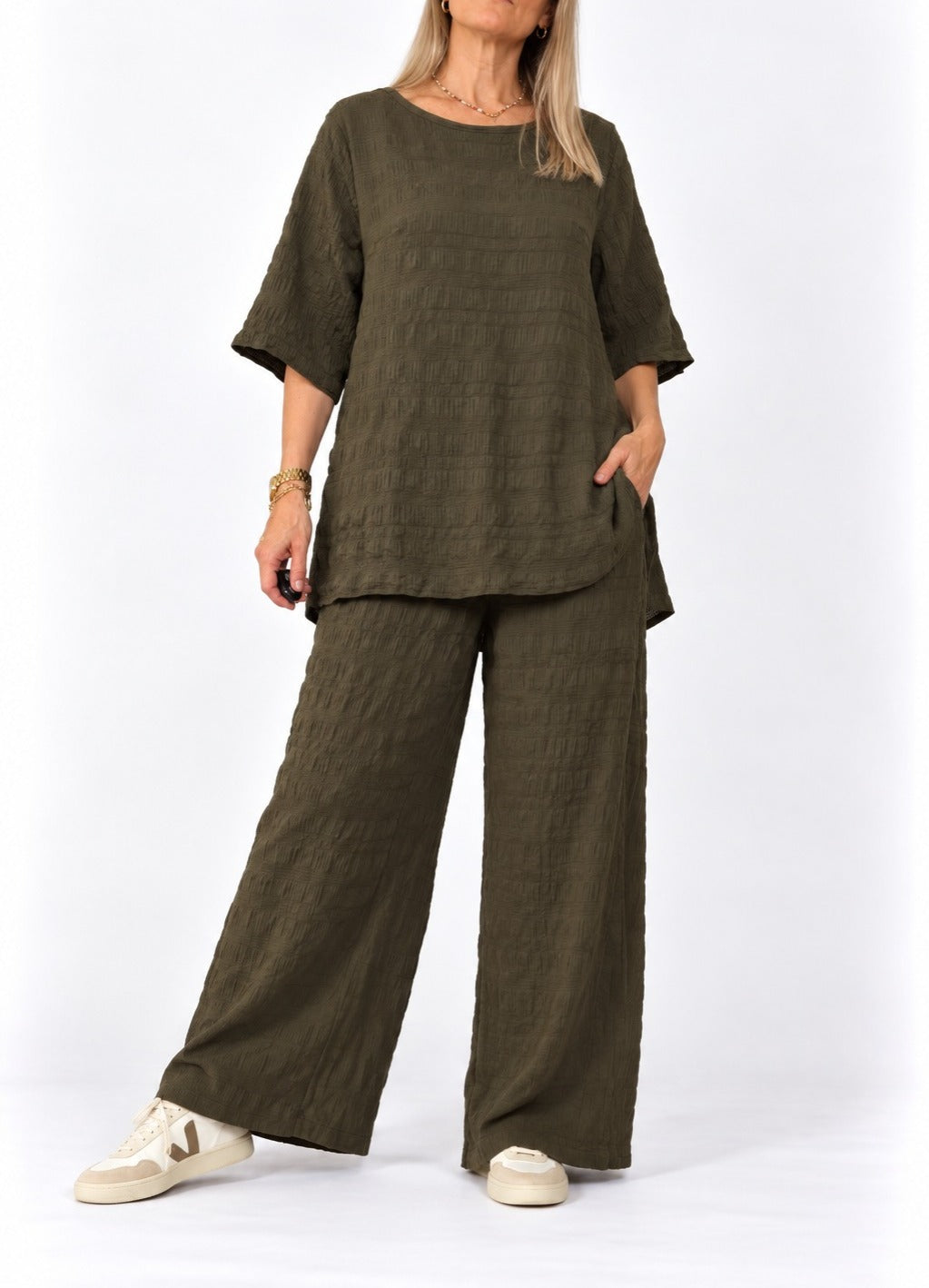Conjunto monocromo texturizado