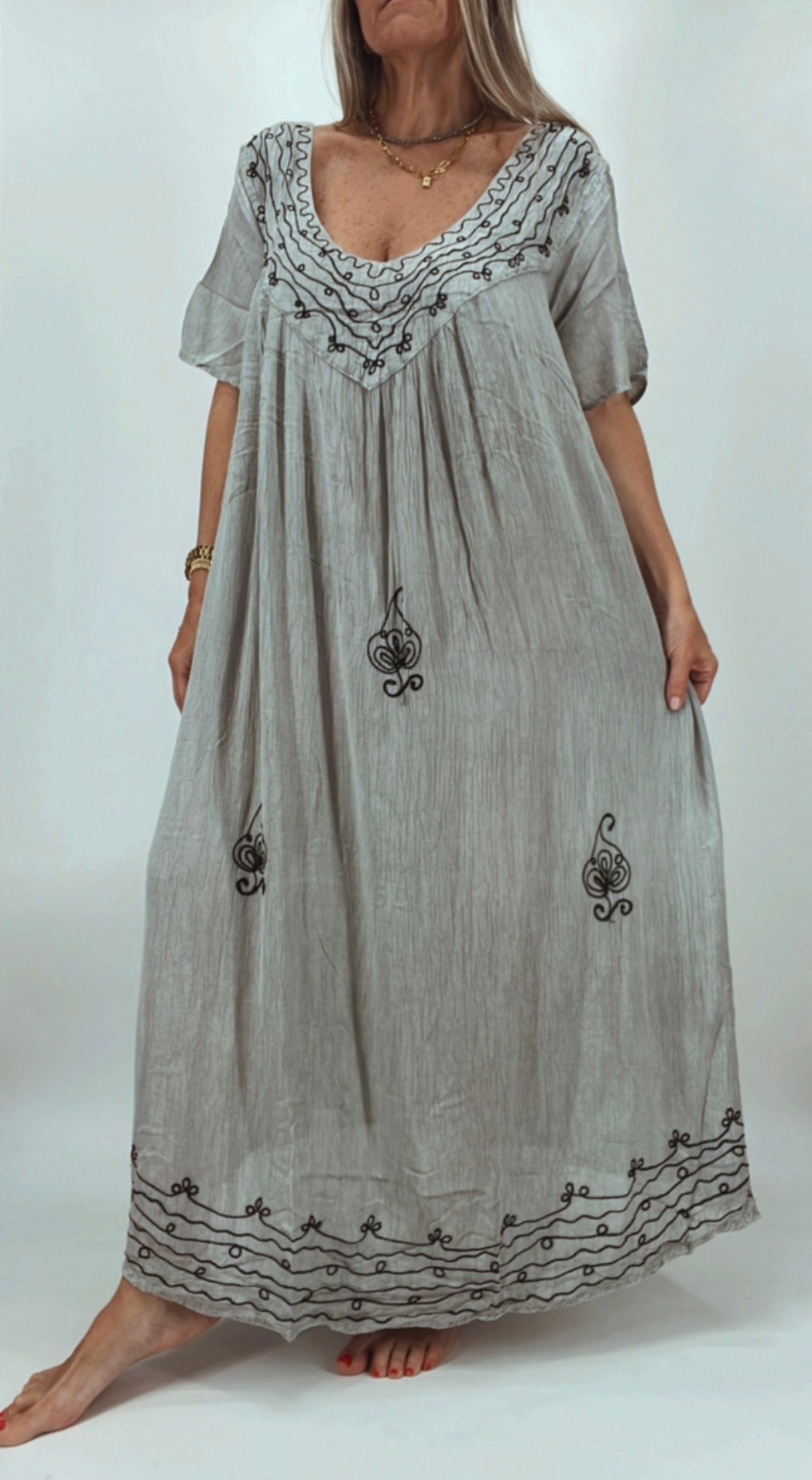 Vestido en bambula con pequeños bordados