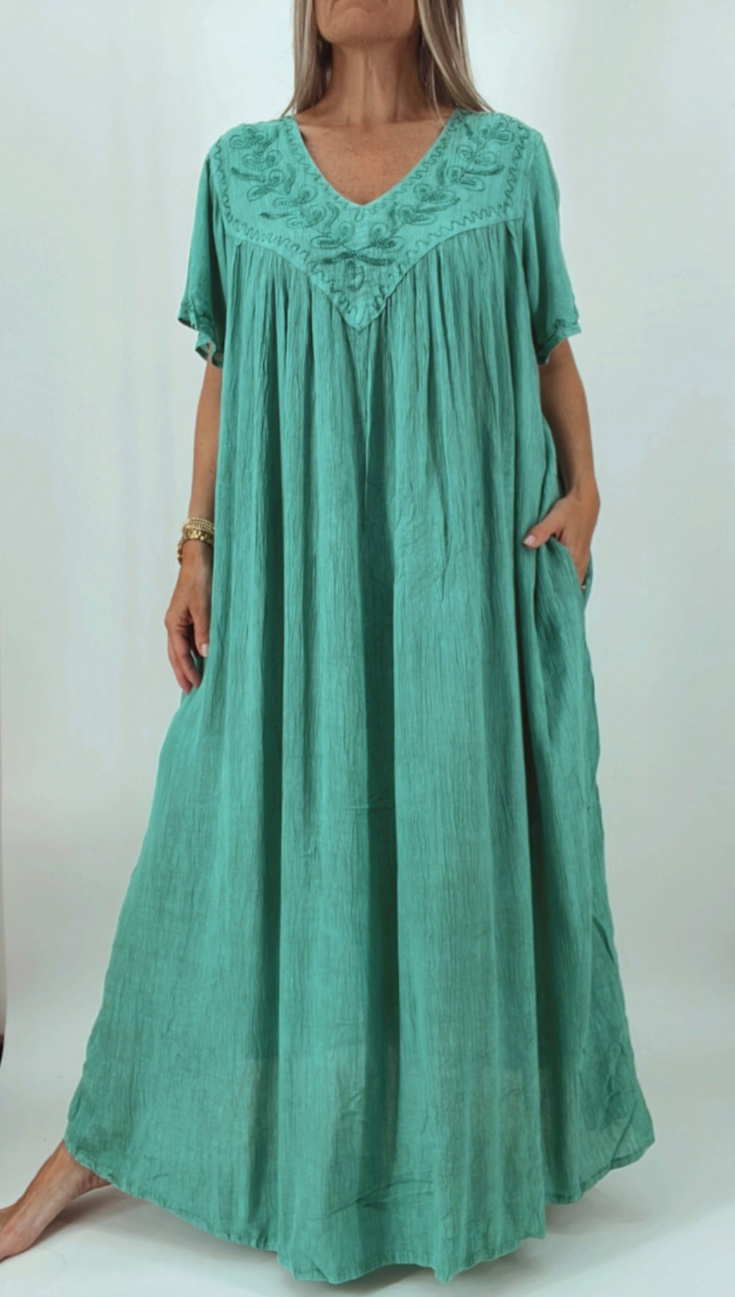 Vestido en bambula de la India con bordado