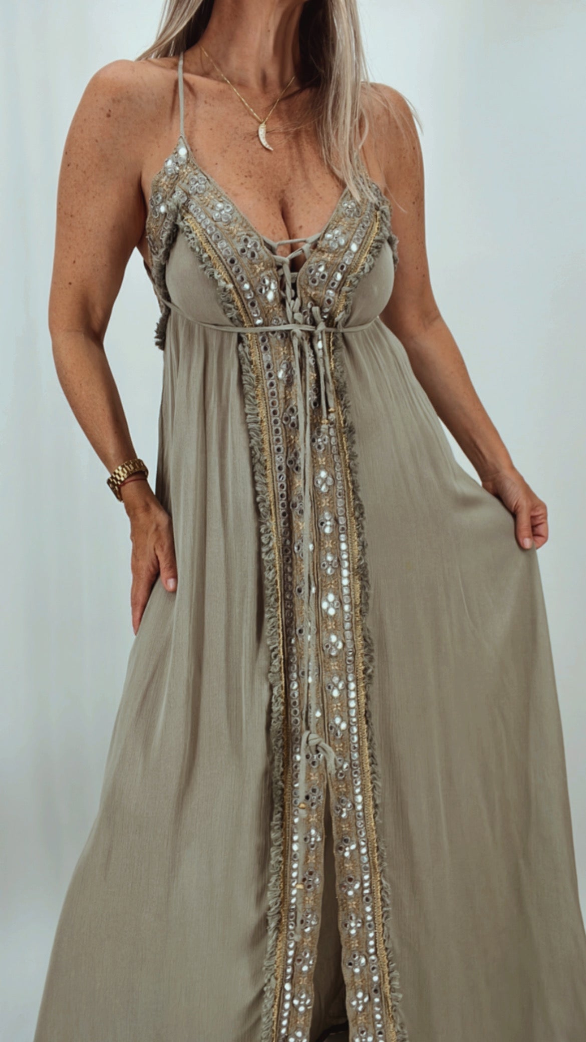 Vestido en bambula de la India con aplique