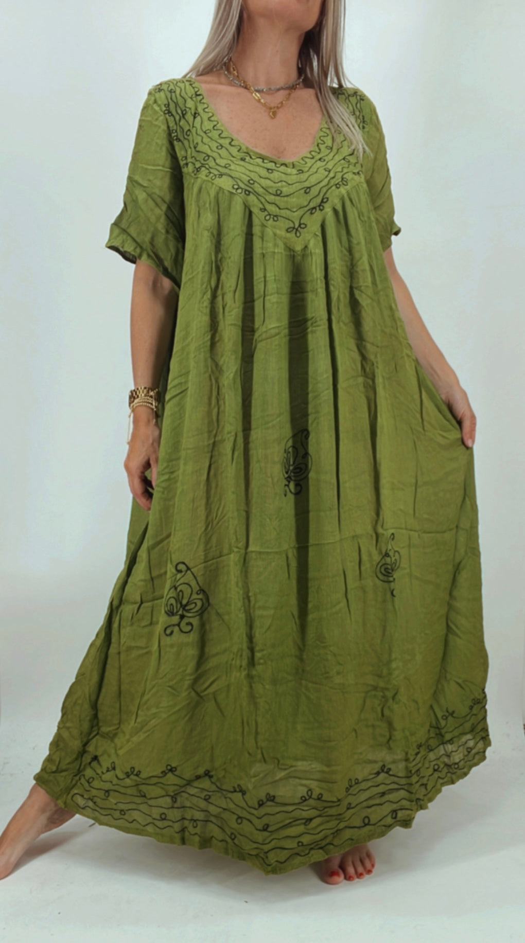 Vestido en bambula con pequeños bordados