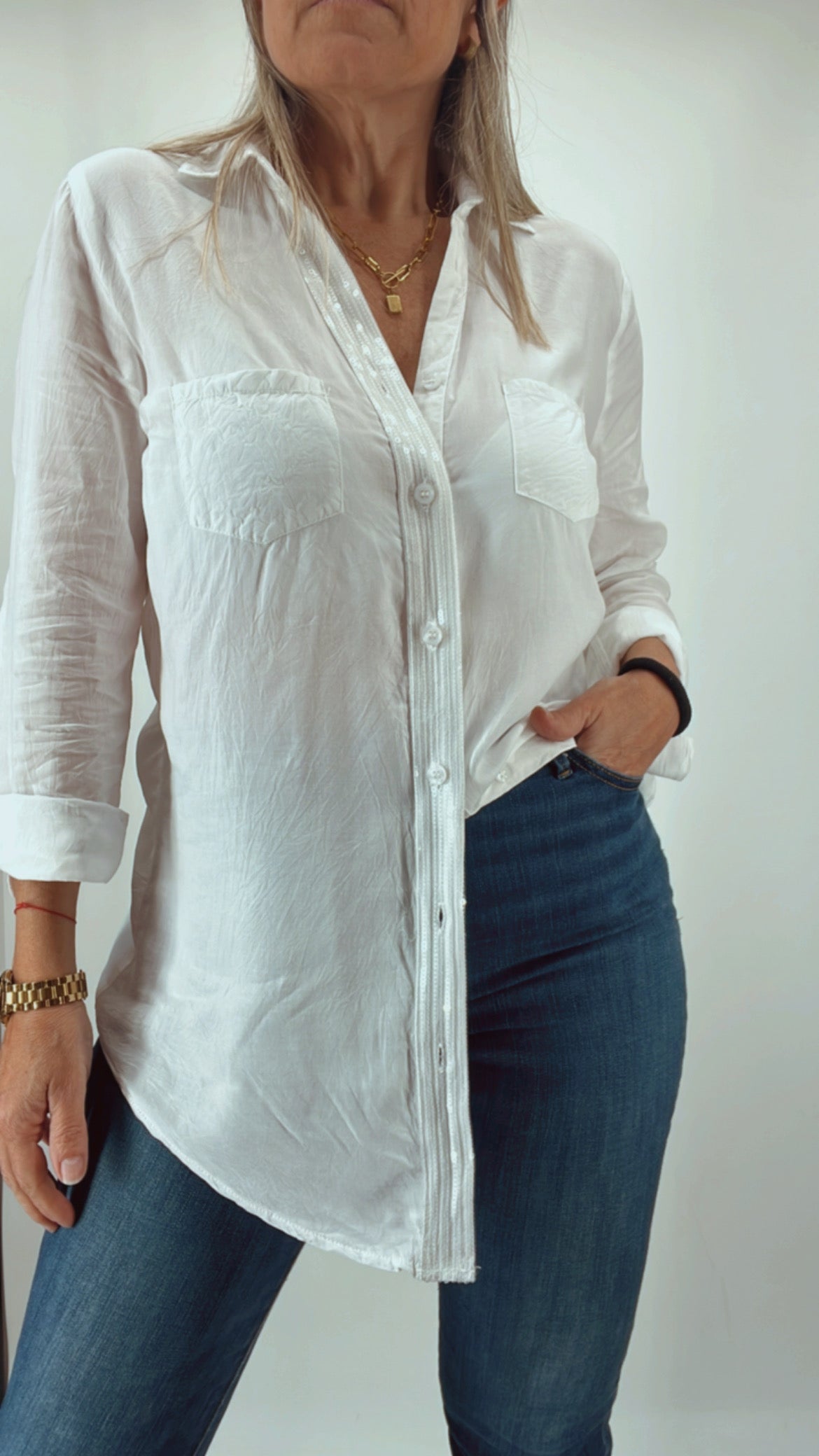 Camisa blanca con lentejuelas en la vista