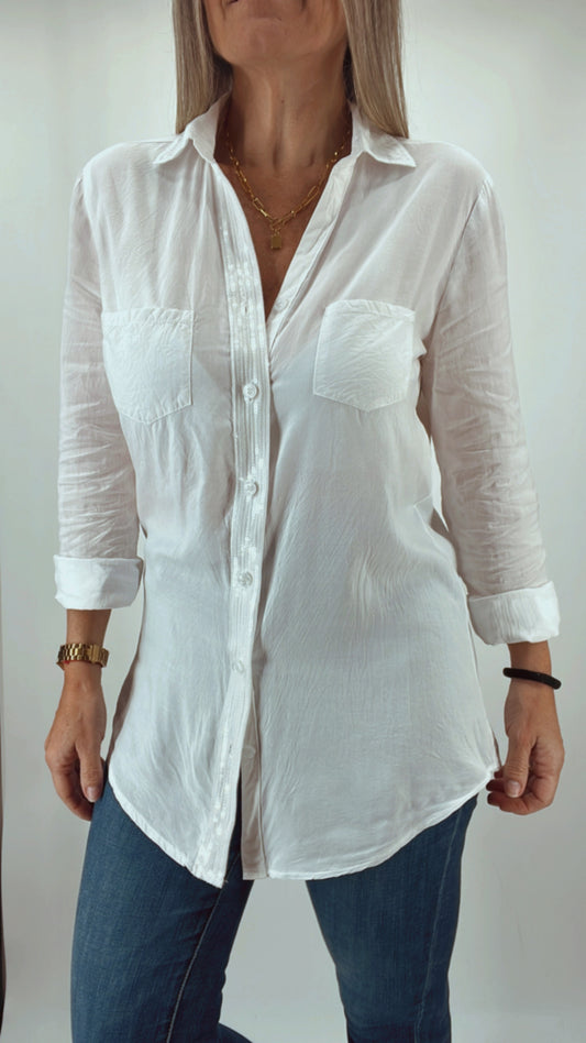 Camisa blanca con lentejuelas en la vista
