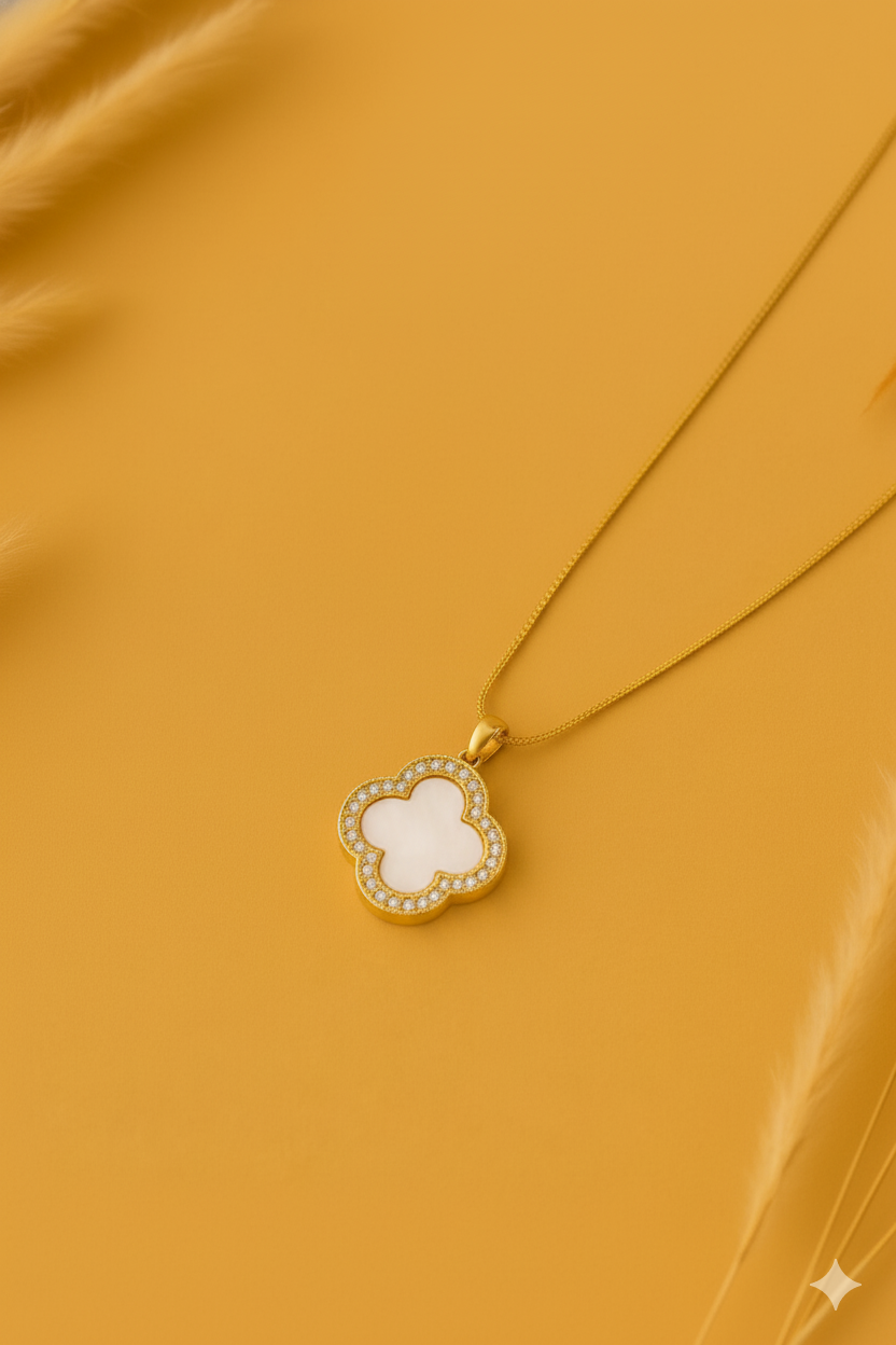 Cadenas con dijes dorados