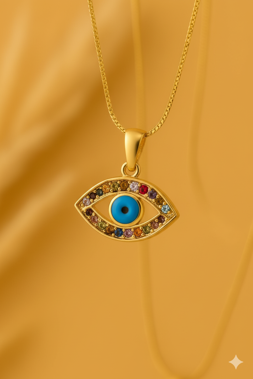 Cadenas con dijes dorados