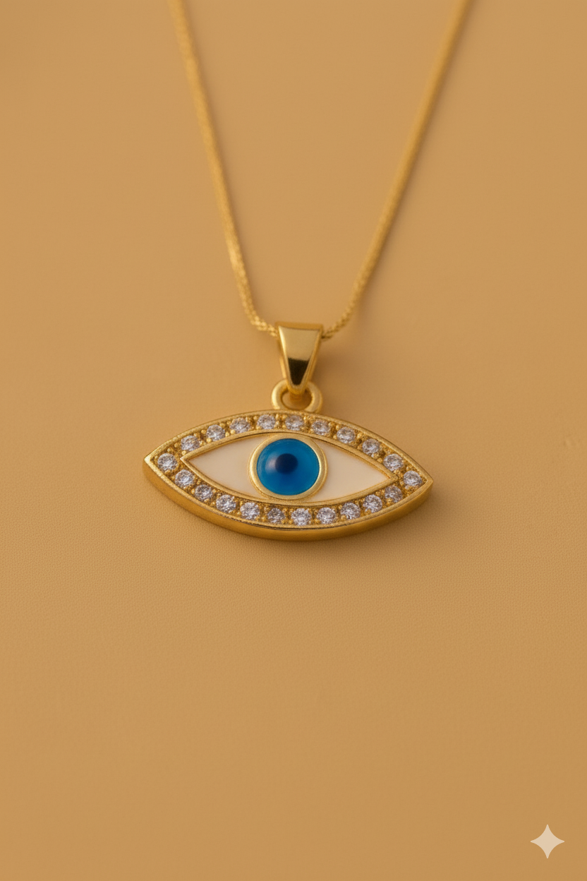 Cadenas con dijes dorados