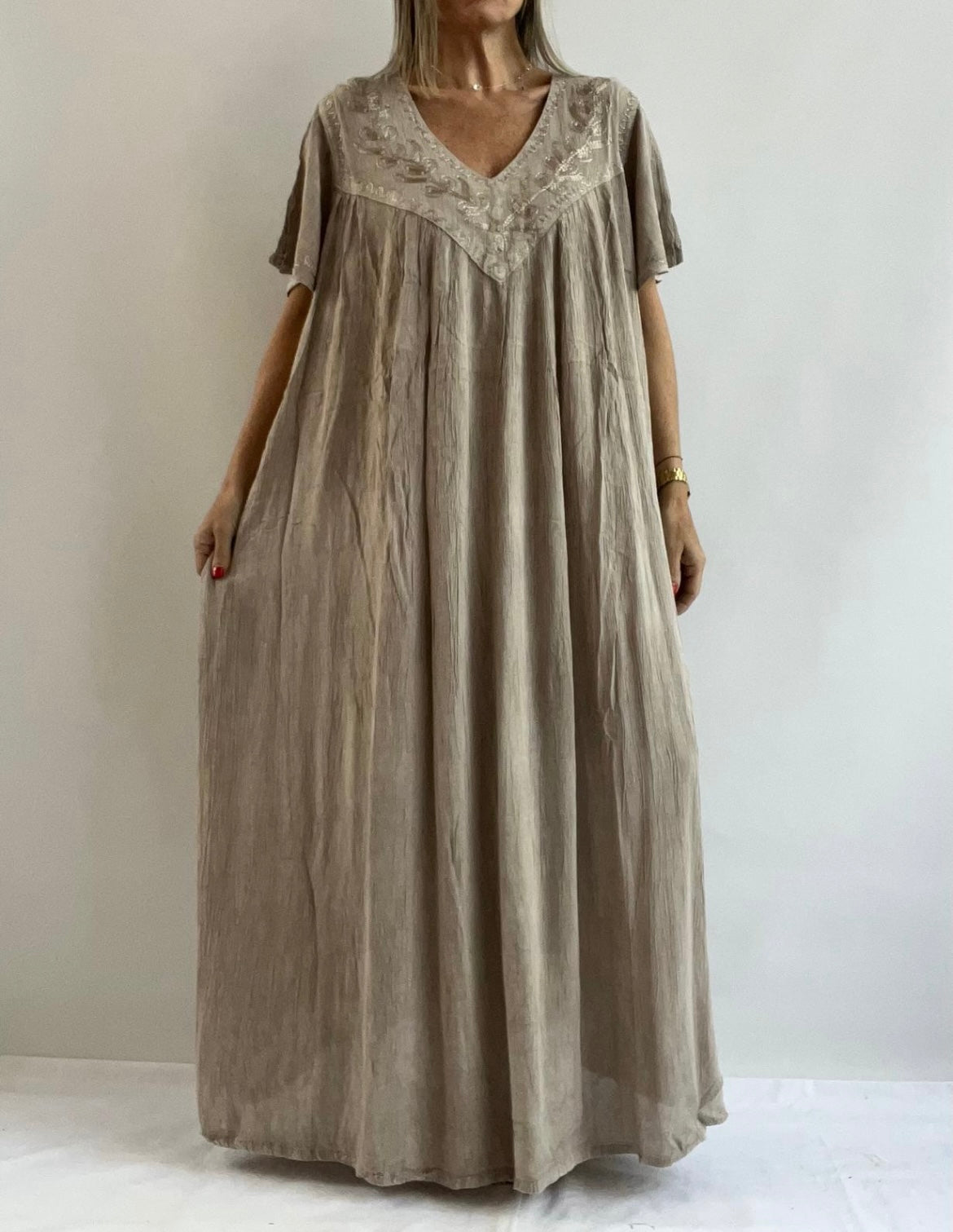 Vestido en bambula de la India con bordado