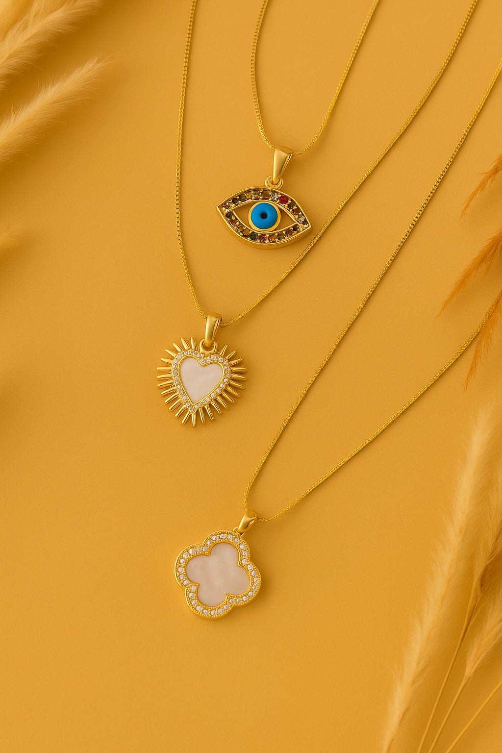 Cadenas con dijes dorados