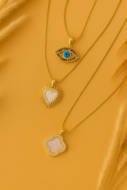 Cadenas con dijes dorados