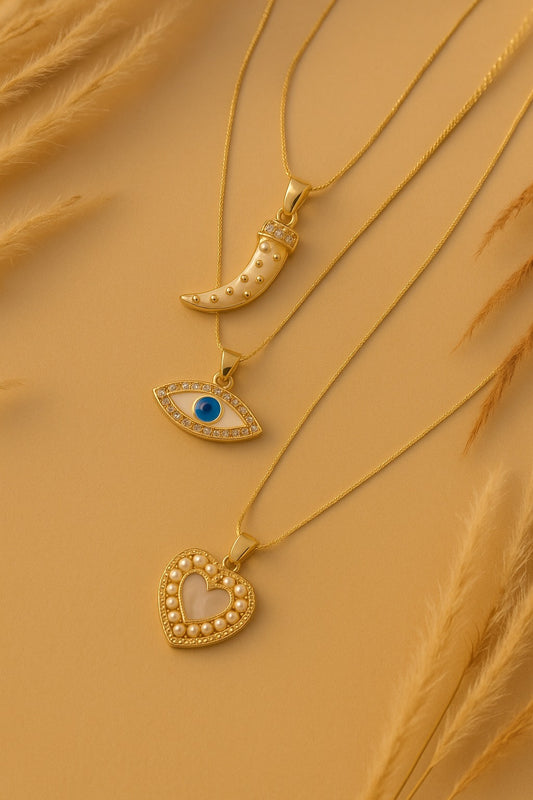 Cadenas con dijes dorados