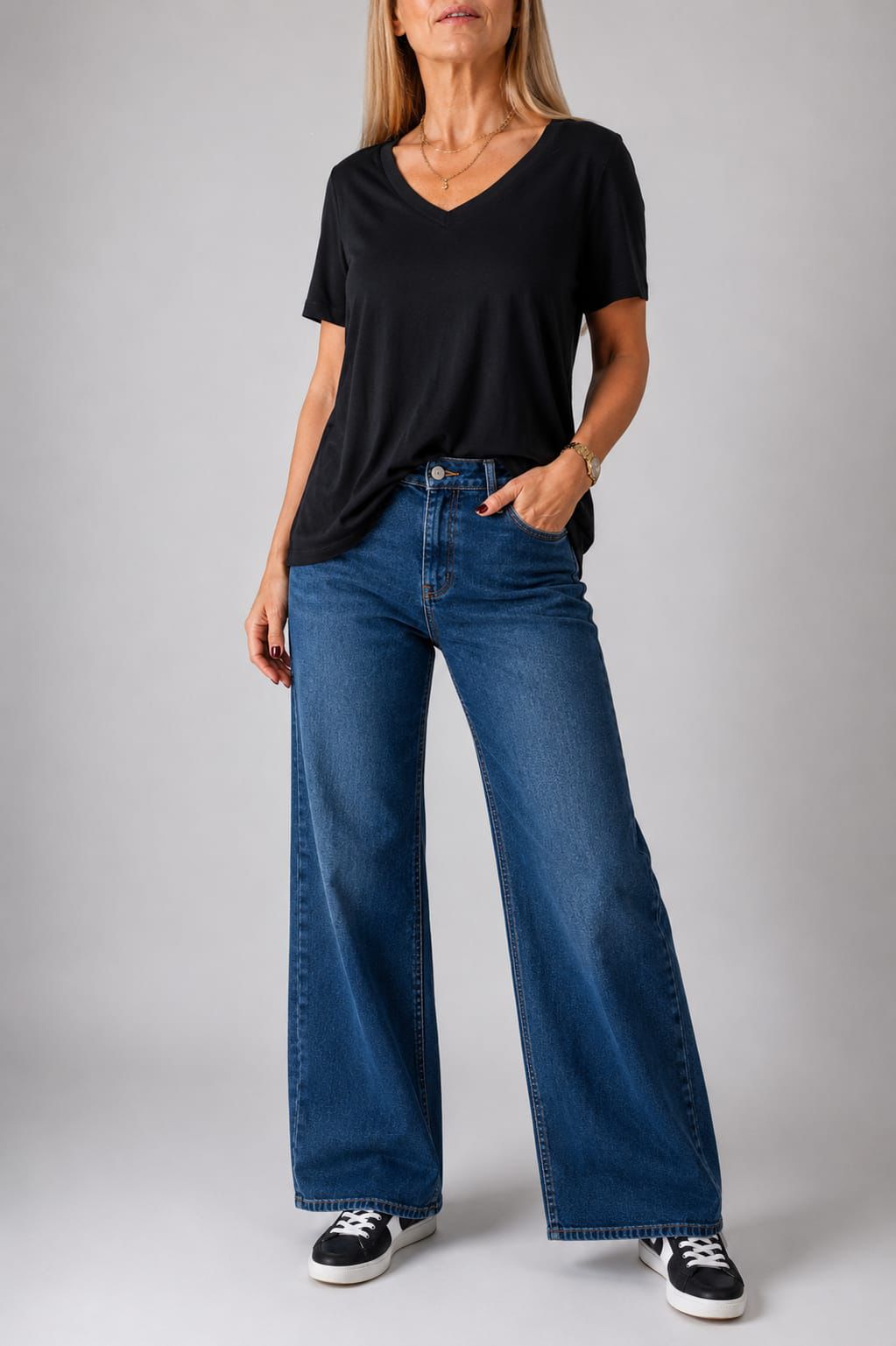Remera básica escote V negra