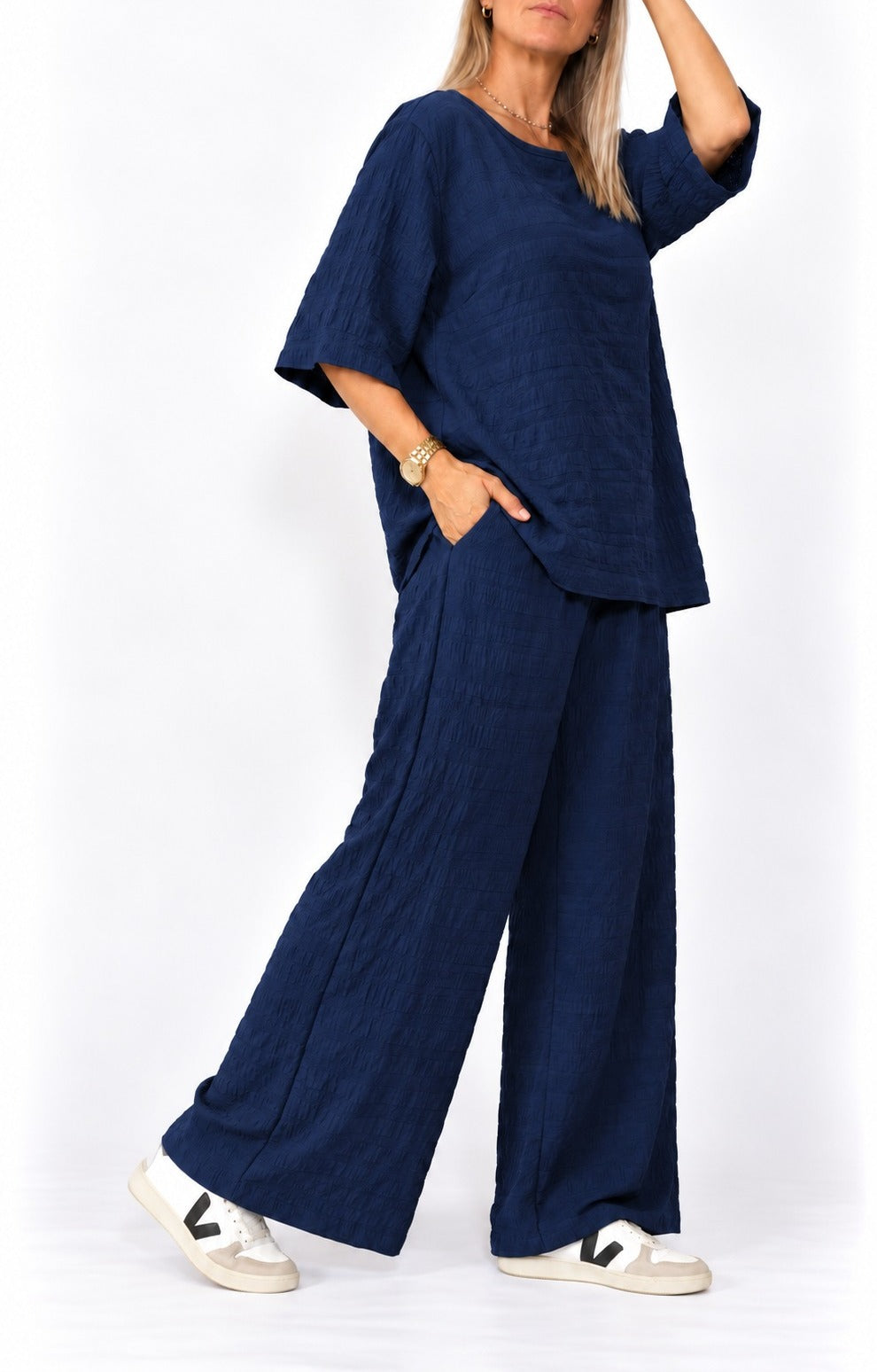 Conjunto monocromo texturizado